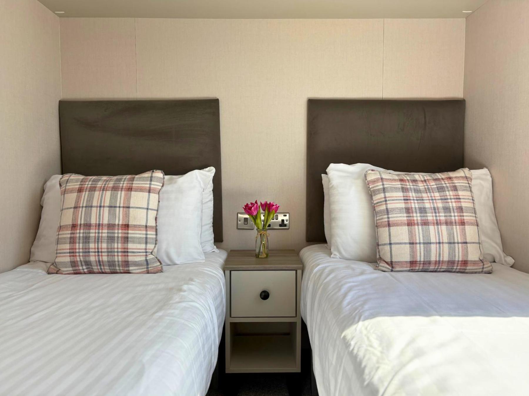 Linwater Caravan Park - Luxury Lodges And Static Caravans Near Edinburgh Newbridge  Exterior photo
