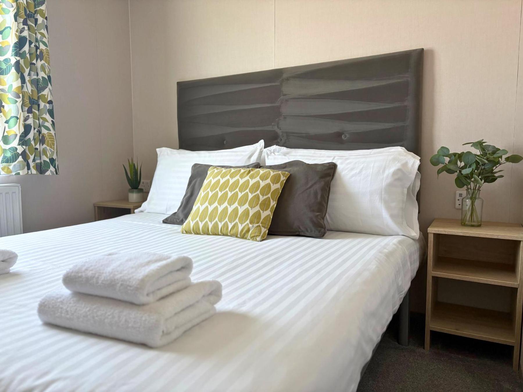 Linwater Caravan Park - Luxury Lodges And Static Caravans Near Edinburgh Newbridge  Exterior photo